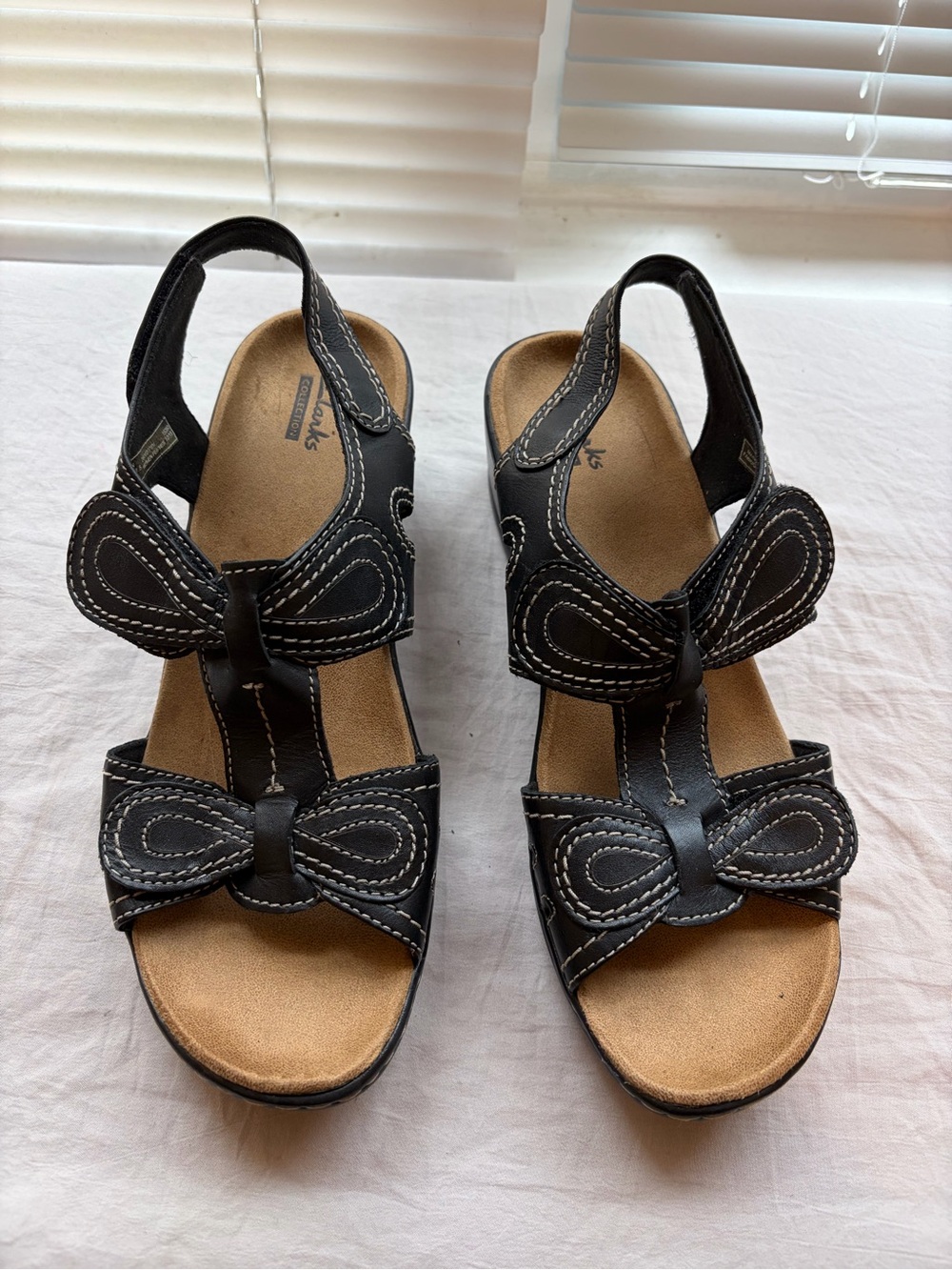 Clarks Lexi Walnut Black sandals butterfly bow design contrast stitching women 9